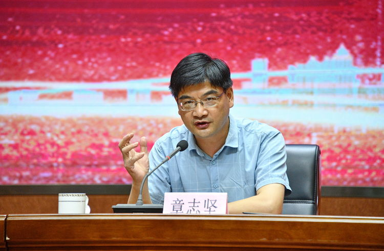 当前位置:>首页>新闻中心>柯桥区教体局章志坚副局长作主题报告,章