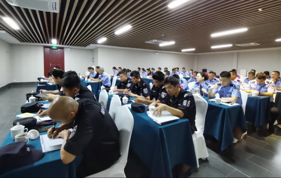 学员们认真听课
