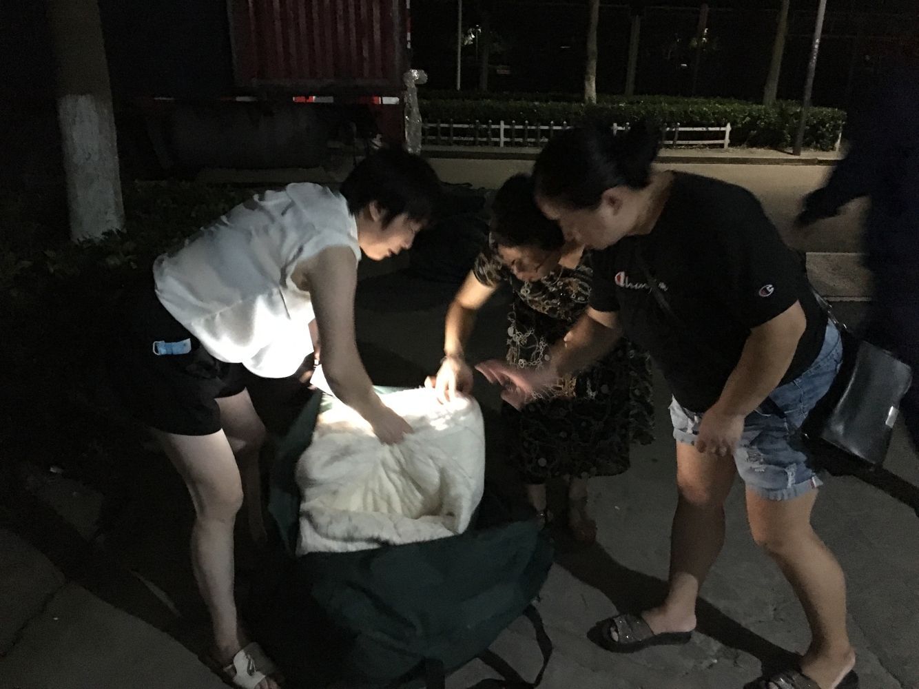 (因道路货车限行,新生床上用品在晚上卸货和验收)