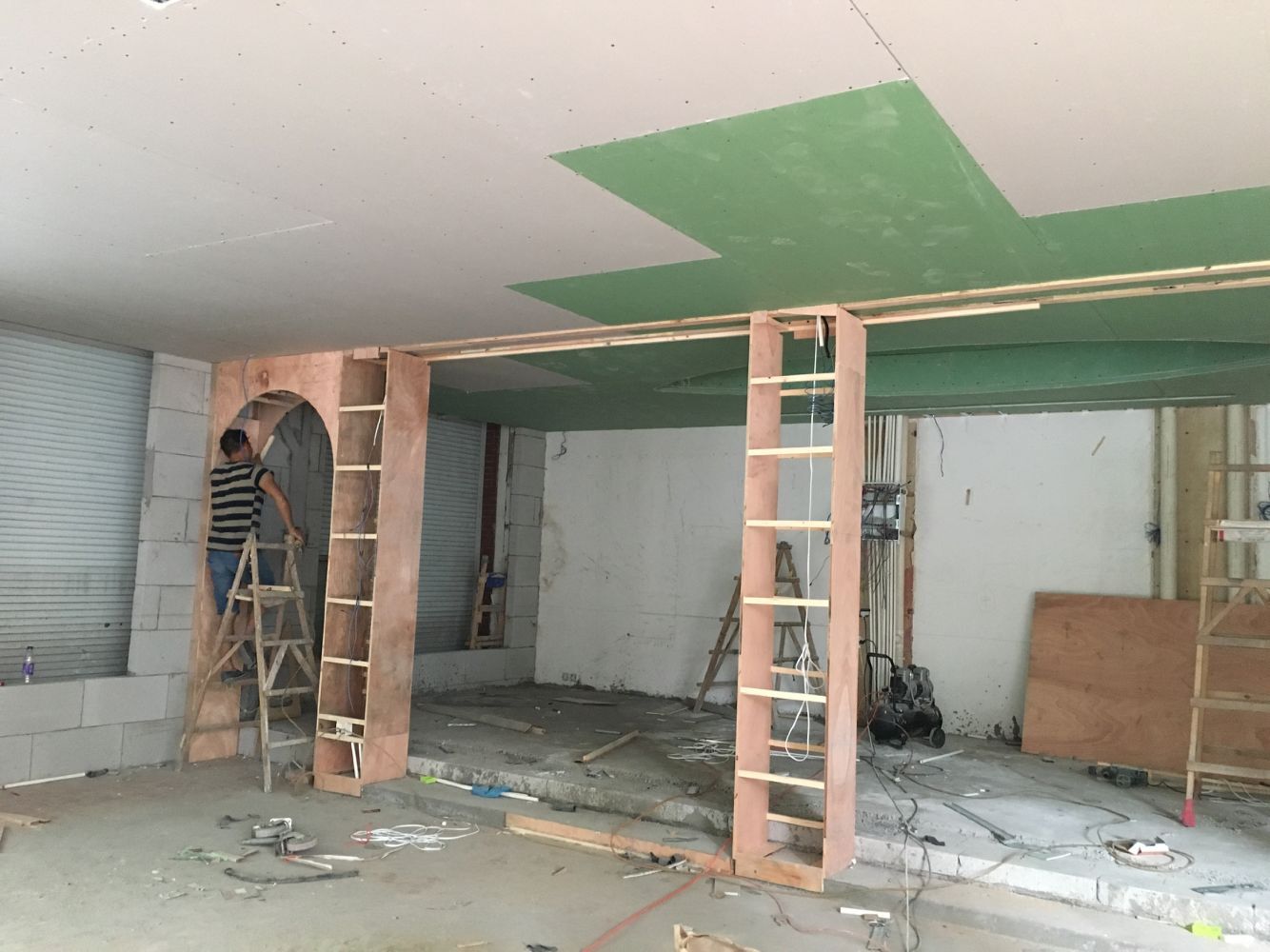 (实时跟进校园实体书店建设进程)