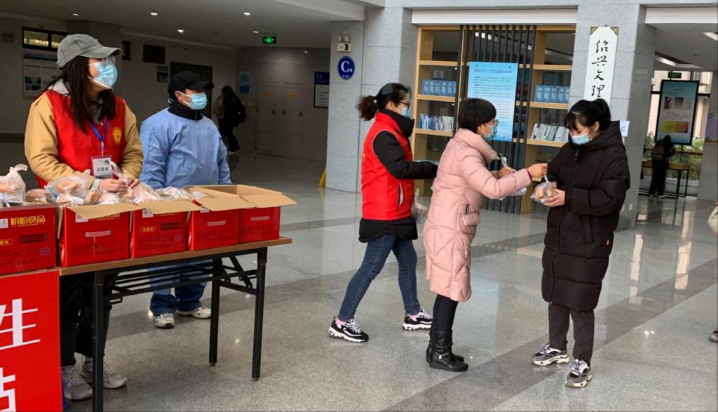 (资产经营公司总经理、直属党支部书记徐晓娟到考研后勤保障服务点检查指导并派送爱心点心)